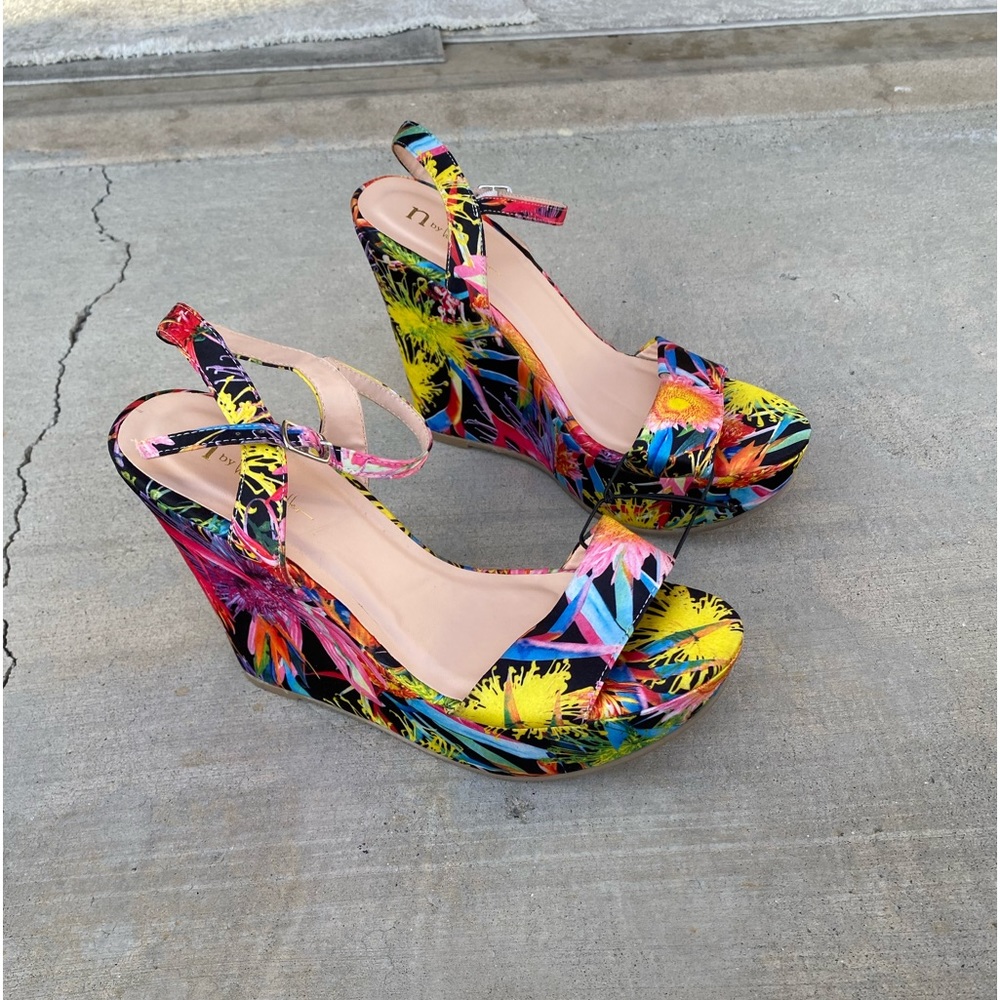 LIKE NEW NICOLE MILLER FLORAL WEDGE.